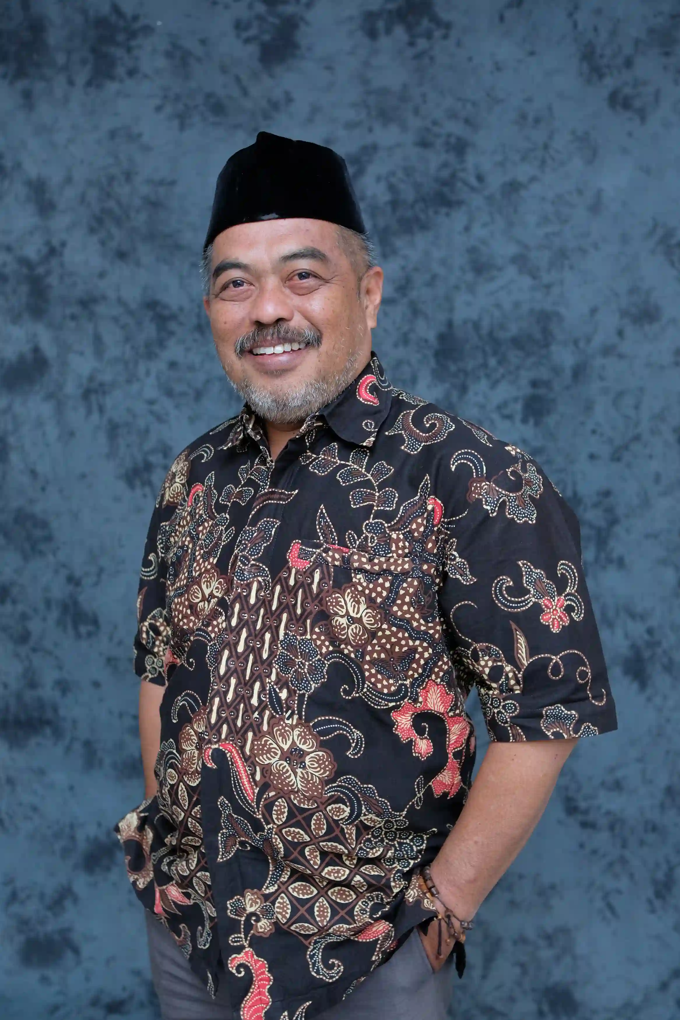 Dr. Juliater Simarmata